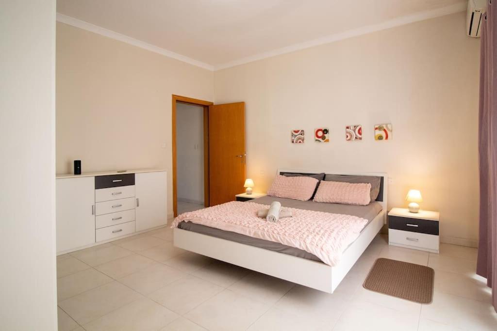 Modern Apt In The Heart Of Maltese Nightlife Saint Julian's ภายนอก รูปภาพ