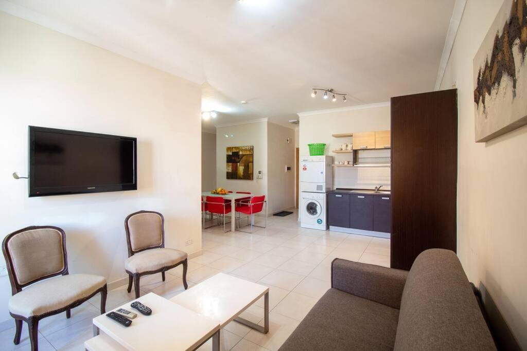 Modern Apt In The Heart Of Maltese Nightlife Saint Julian's ภายนอก รูปภาพ